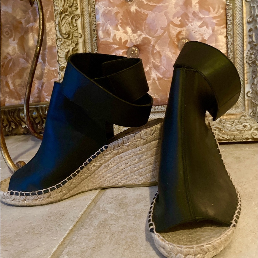 Nearly NEW Vince shoes ! Worn once!